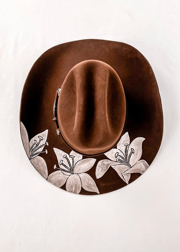 The Lilly Hat, Medium